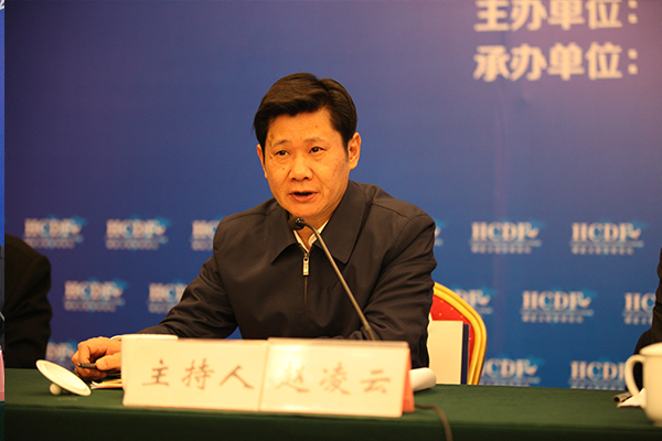 湖北大学校长赵凌云主持开幕式