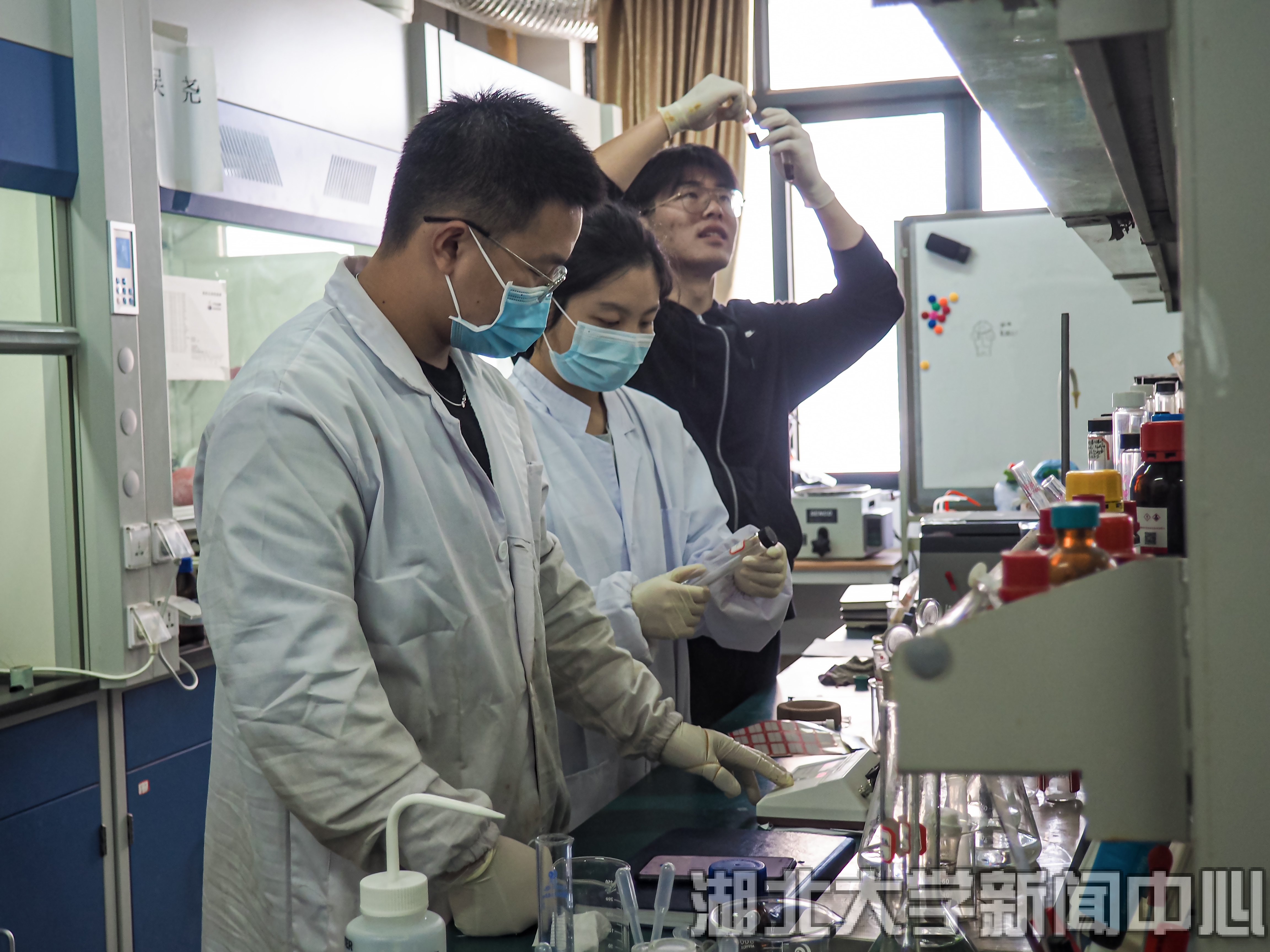 材料学院实验室,学生们正在做实验