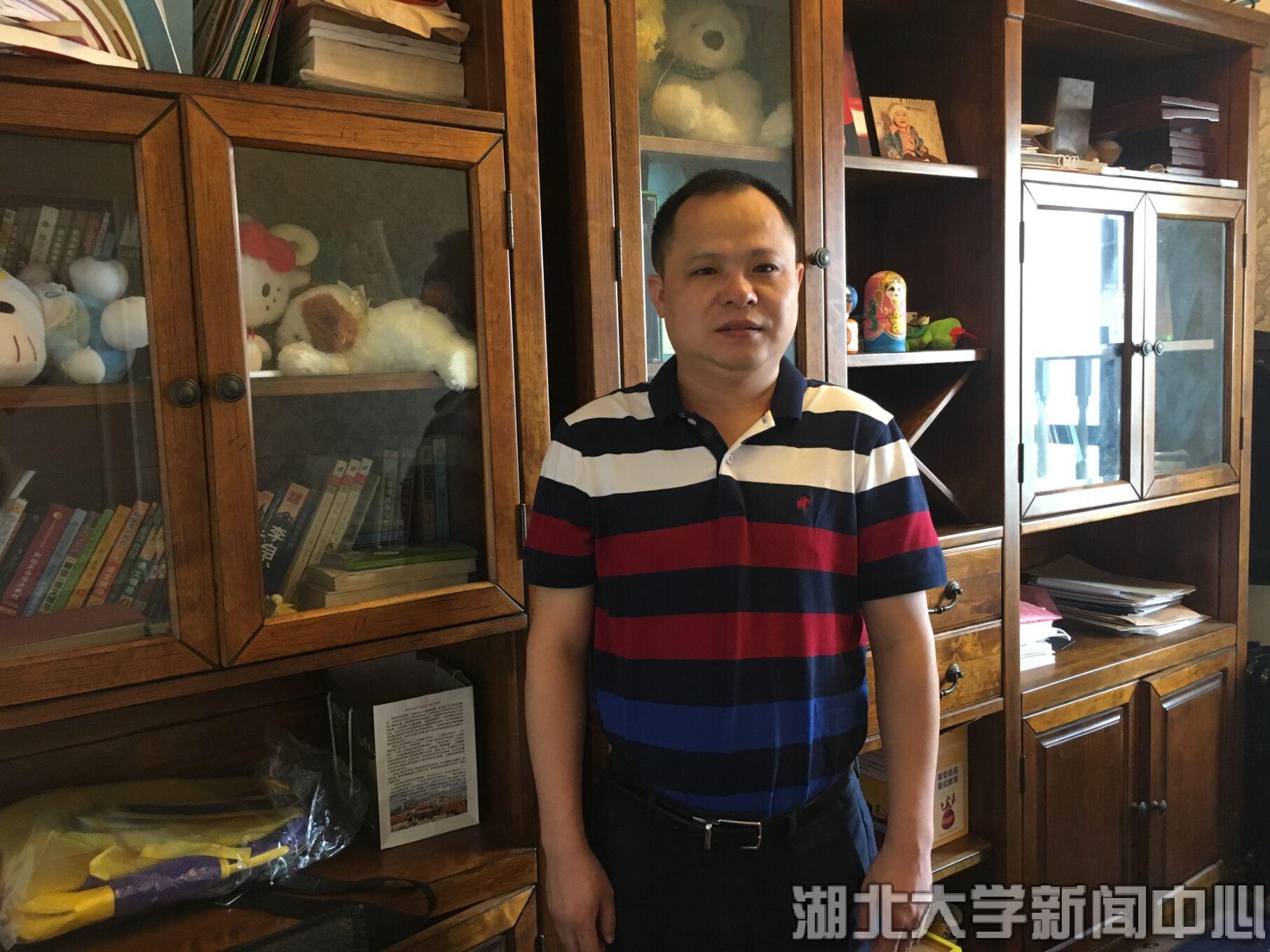 潘贵军,男,中共党员,1974年生,现为湖北大学物理与