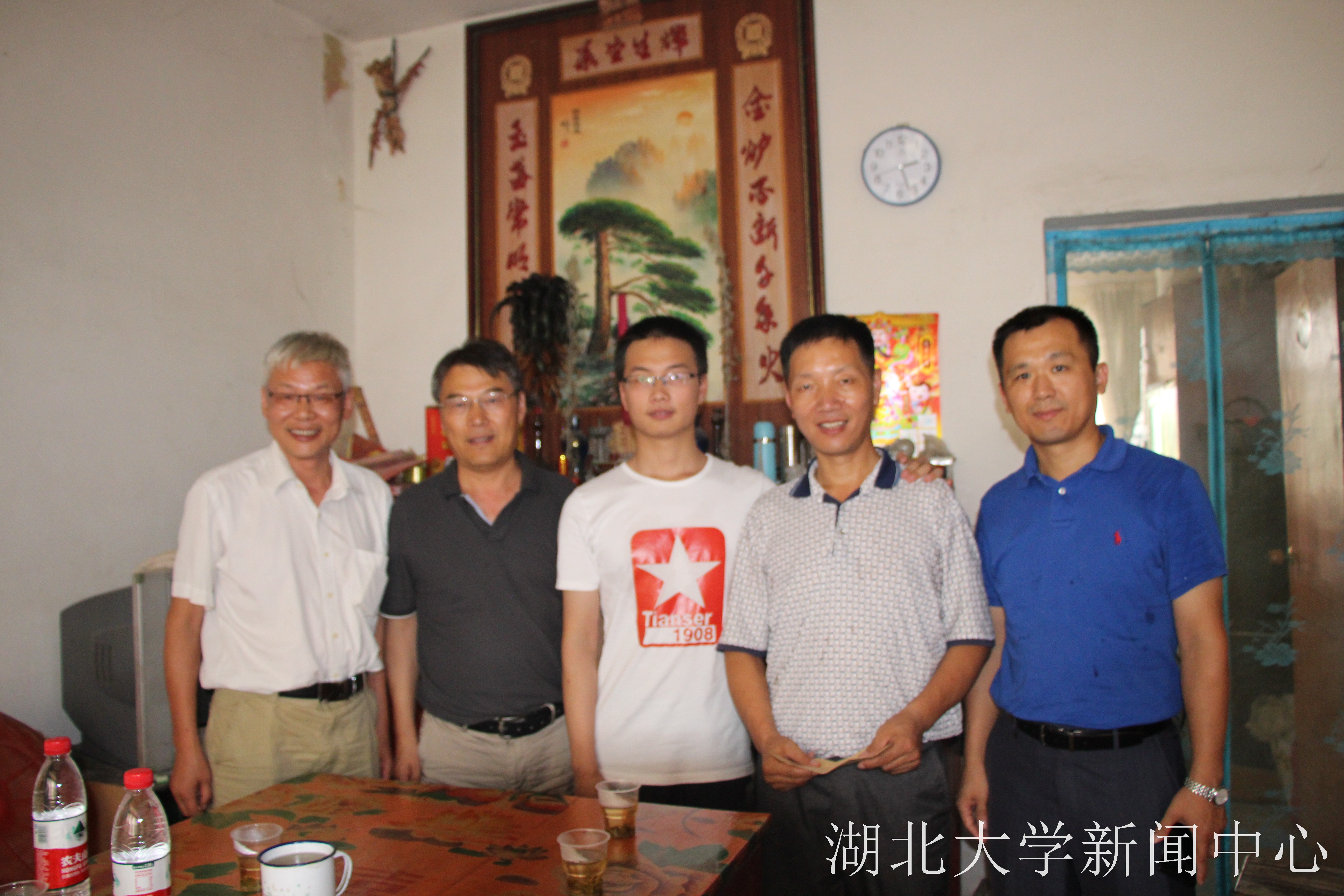 (副校长顾豪爽在新洲区学生家中家访)